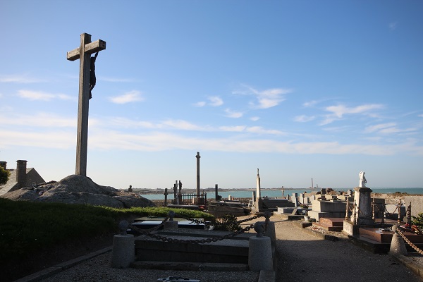 Et veillent le calvaire avec le phare...